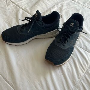 New Balance Men’s 11 navy running shoes